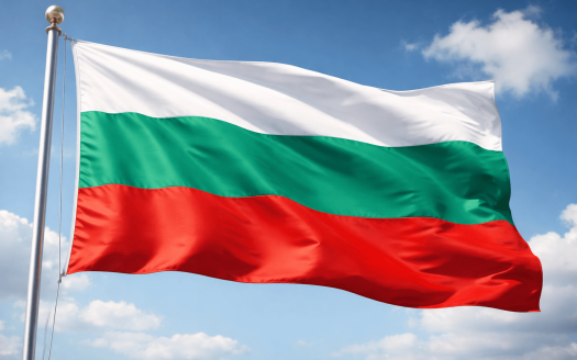 флаг Болгарии на фоне неба