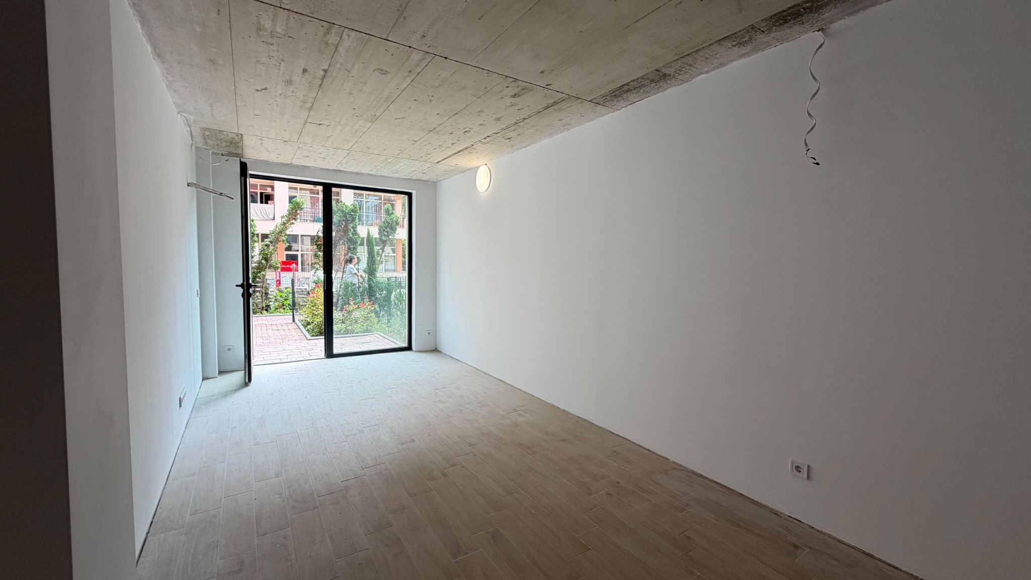 Двухкомнатный апартамент с большим двориком в Sunny View Central, Солнечный Берег ID: 100126 - фото 5