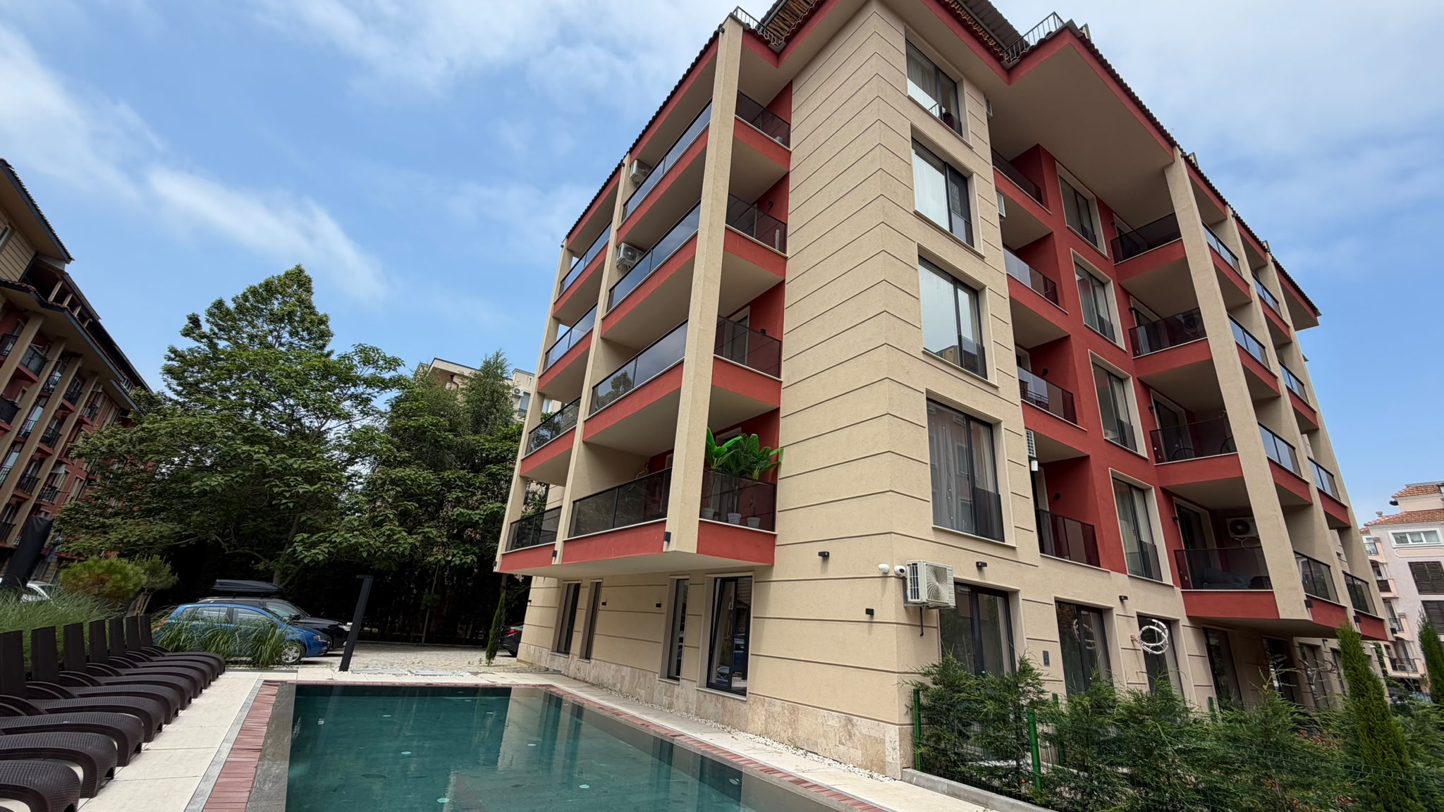 Двухкомнатный апартамент с большим двориком в Sunny View Central, Солнечный Берег ID: 100126 - фото 1