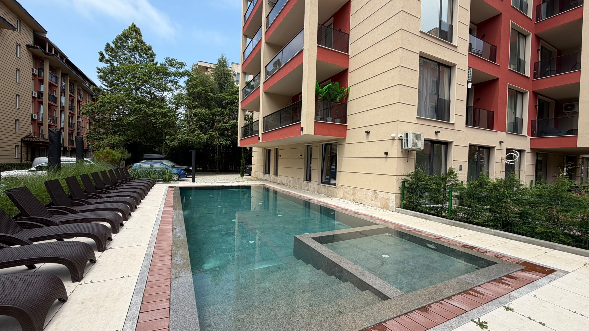 Двухкомнатный апартамент с большим двориком в Sunny View Central, Солнечный Берег ID: 100126 - фото 4