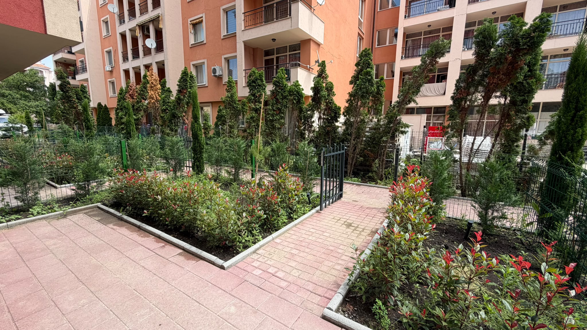 Двухкомнатный апартамент с большим двориком в Sunny View Central, Солнечный Берег ID: 100126 - фото 2