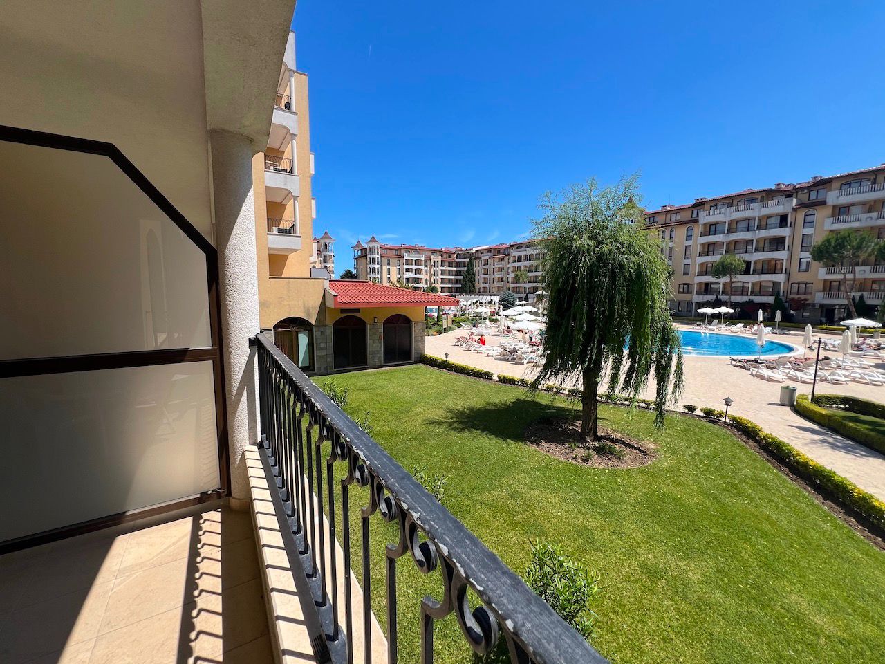 Двухкомнатная квартира с видом на бассейн в комплексе Royal Sun, Солнечный Берег ID: 101931 - фото 3 Двухкомнатная квартира с видом на бассейн в комплексе Royal Sun, Солнечный Берег ID: 101931 - фото 3