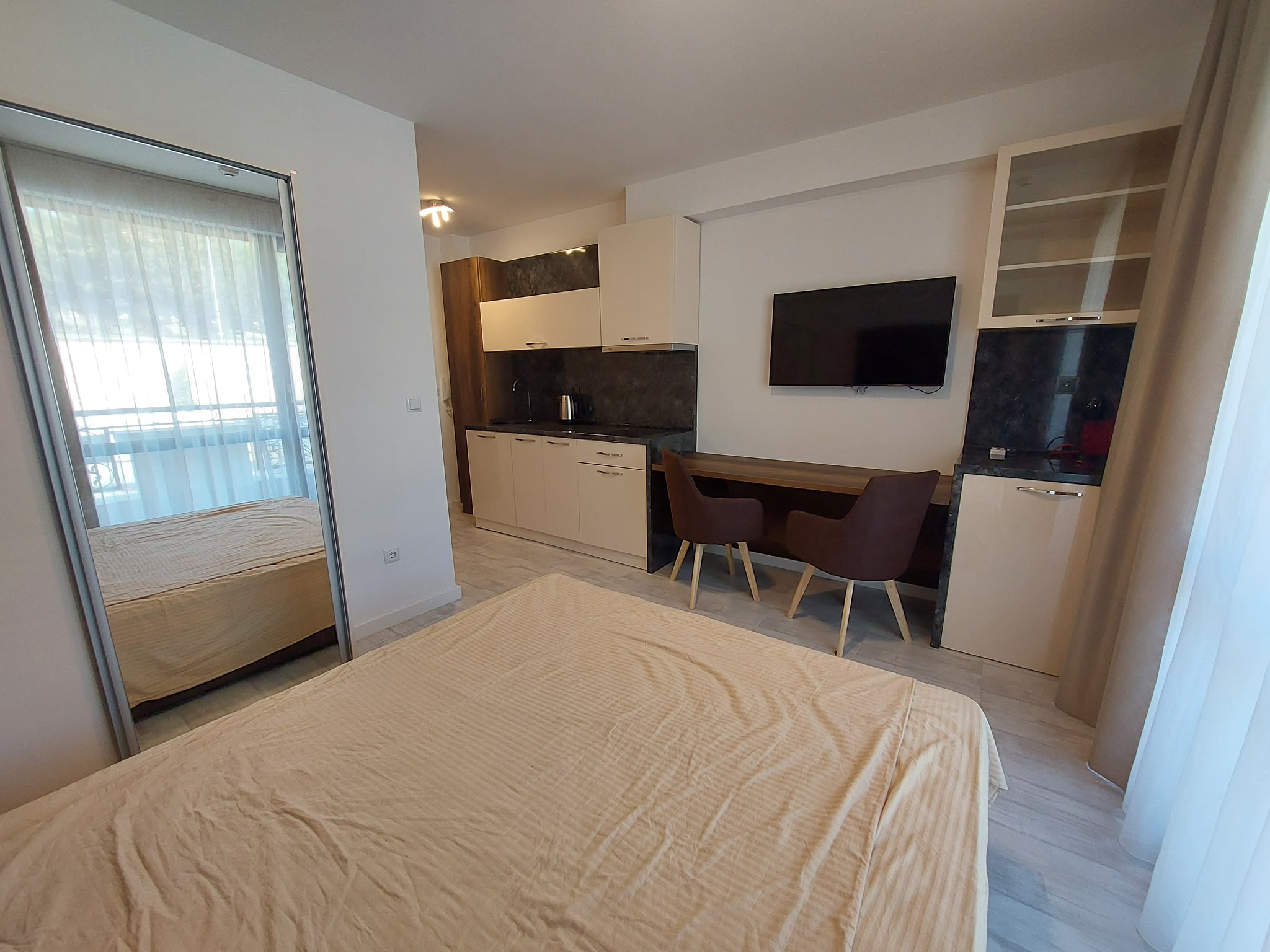 Студия с видом на горы на первой линии в комплексе Onyx Beach Residence, Святой Влас ID: 103678 - фото 4