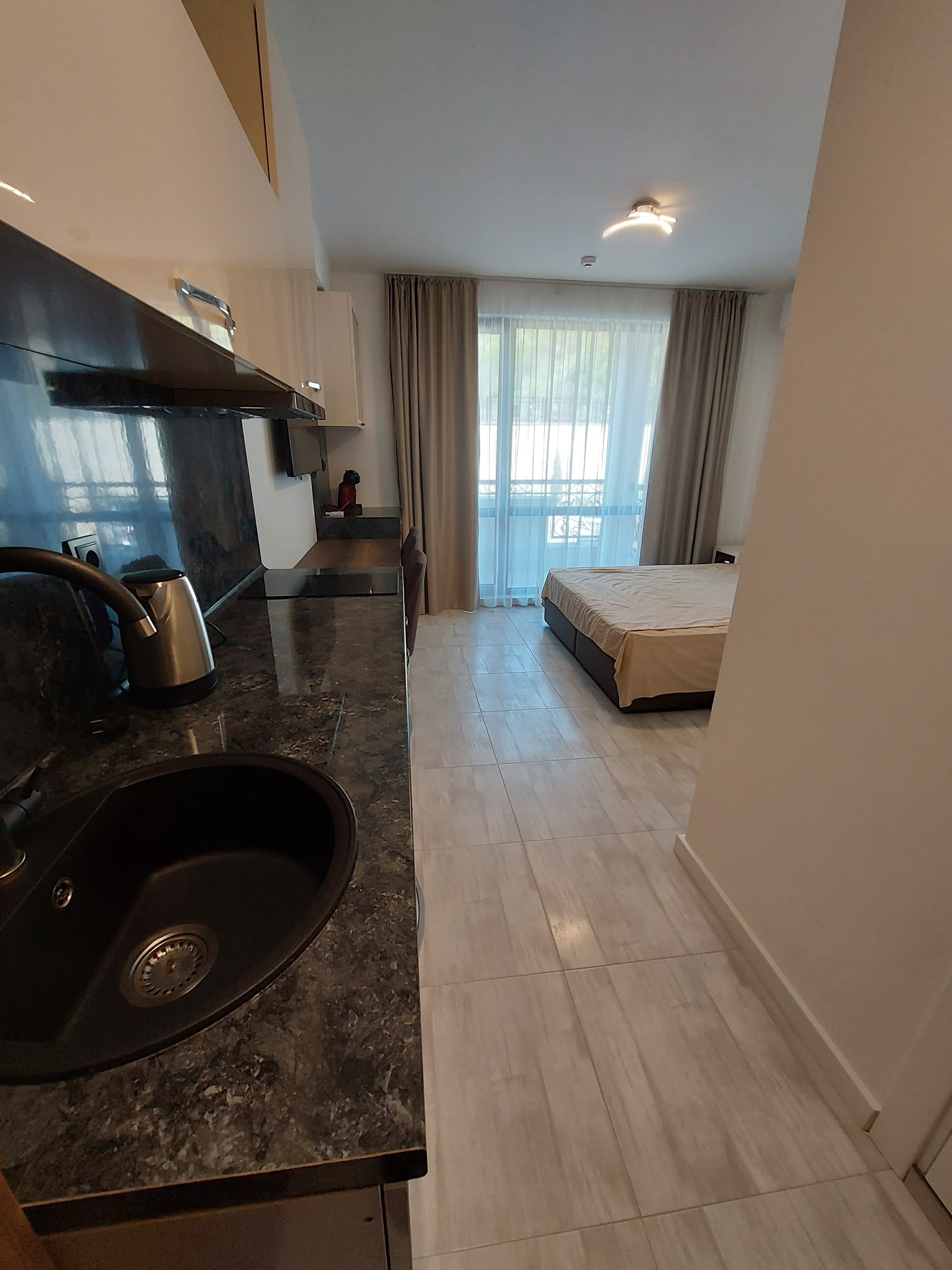 Студия с видом на горы на первой линии в комплексе Onyx Beach Residence, Святой Влас ID: 103678 - фото 6