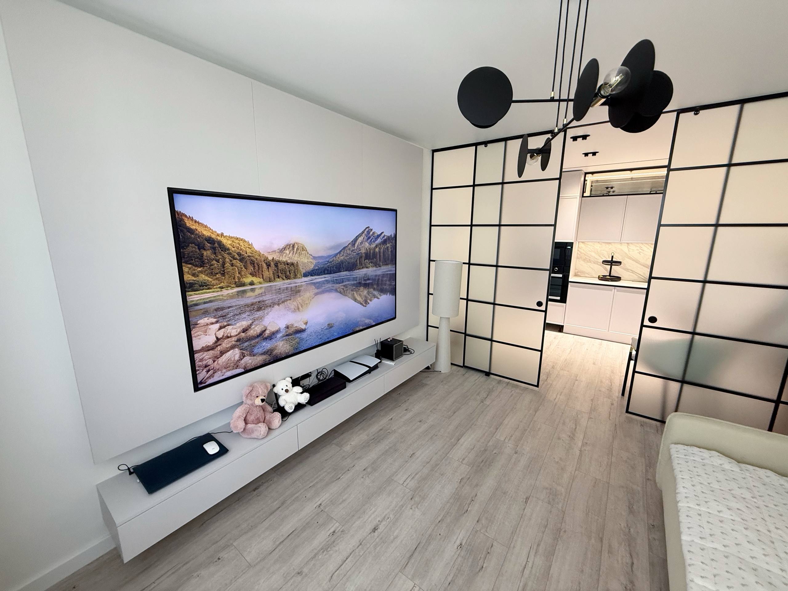 Трехкомнатный апартамент с дизайнерским ремонтом в комплексе Flora Beach Resort, Поморие ID: 106777 - фото 1