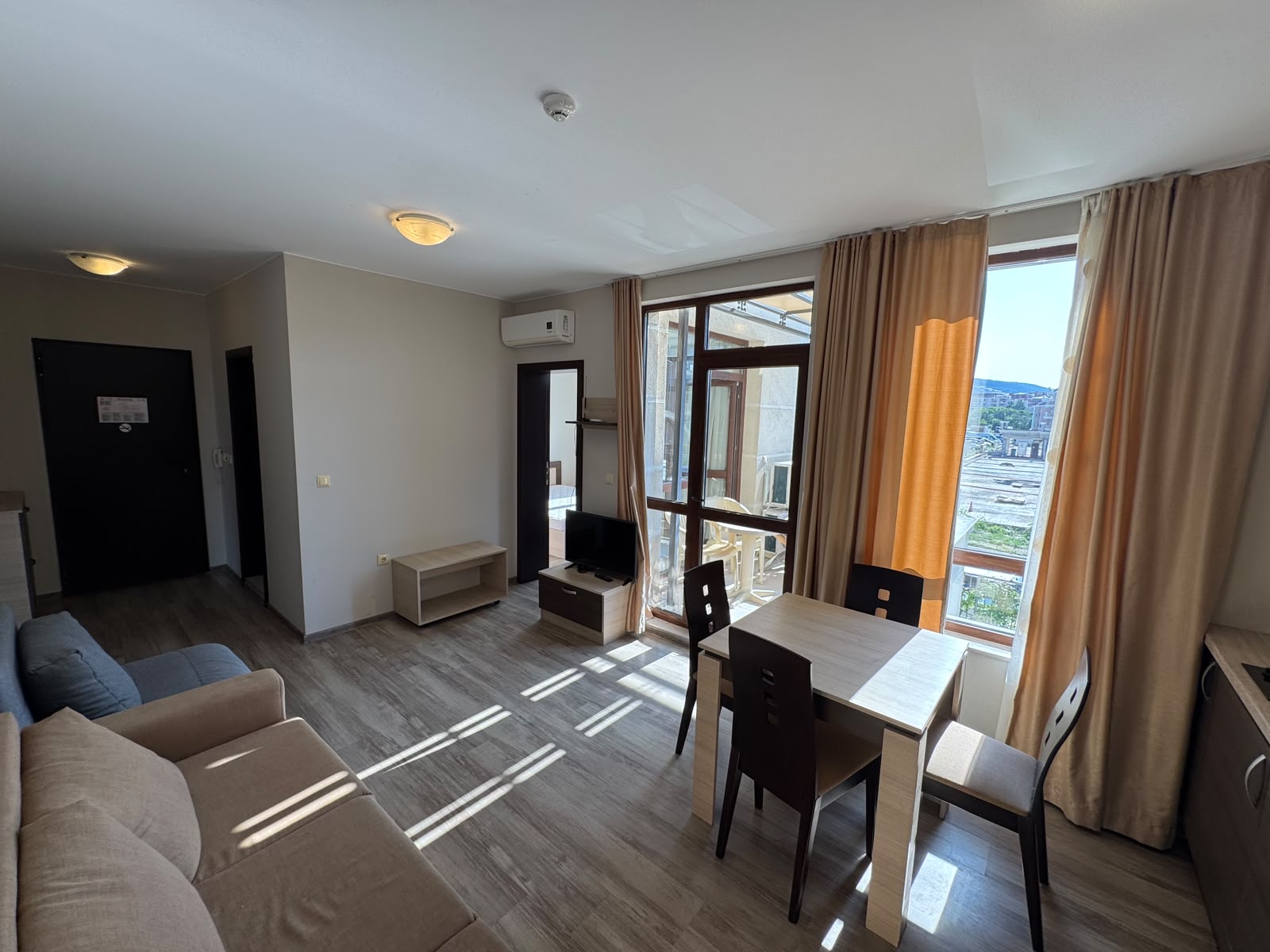 Двухкомнатная квартира с полной меблировкой и видом на горы в комплексе Sorrento Sole Mare, Святой Влас ID: 106752 - фото 1