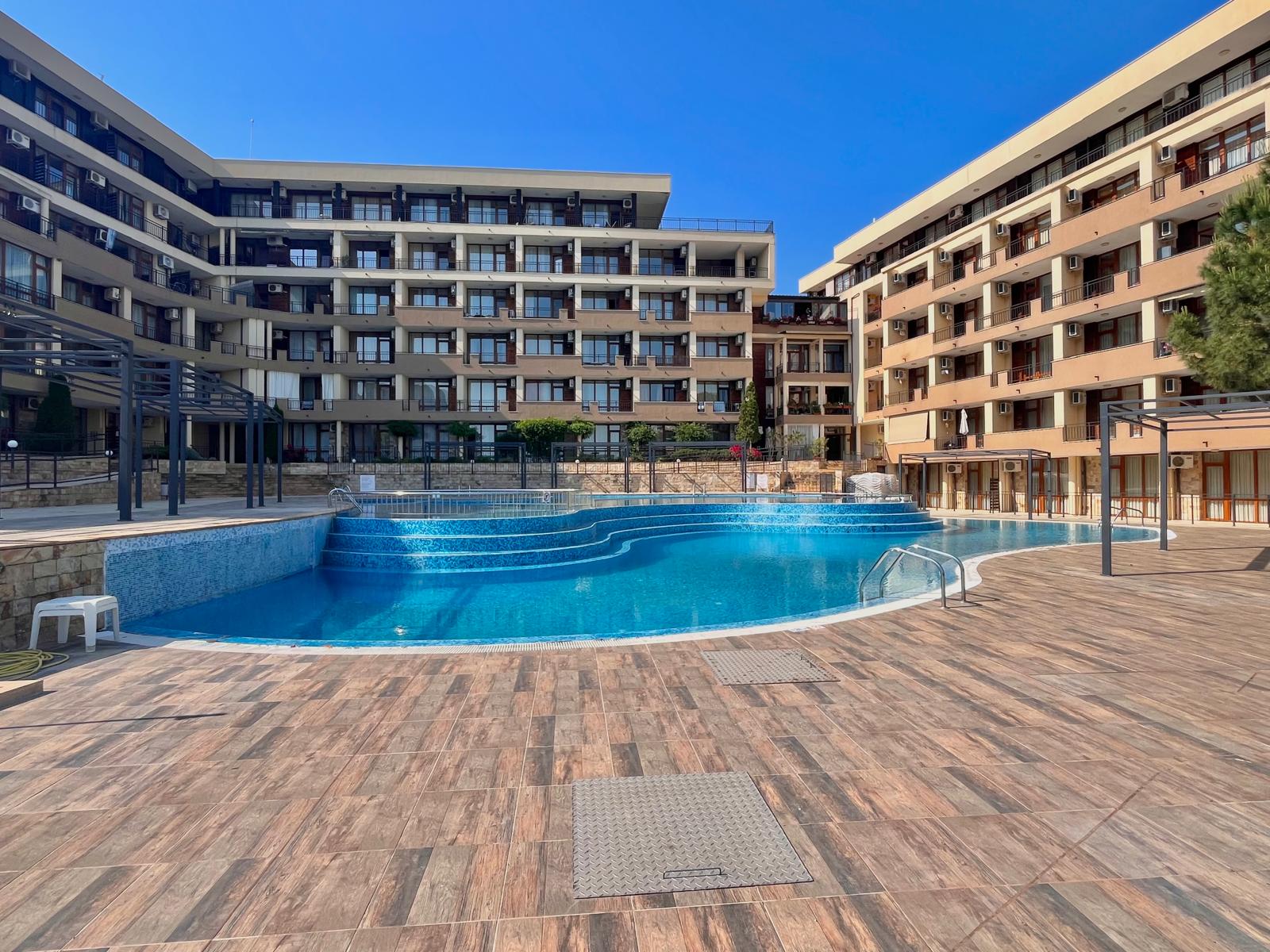 Просторная двухкомнатная квартира с видом на бассейн в комплексе Luxor, Святой Влас ID: 106764 - фото 1
