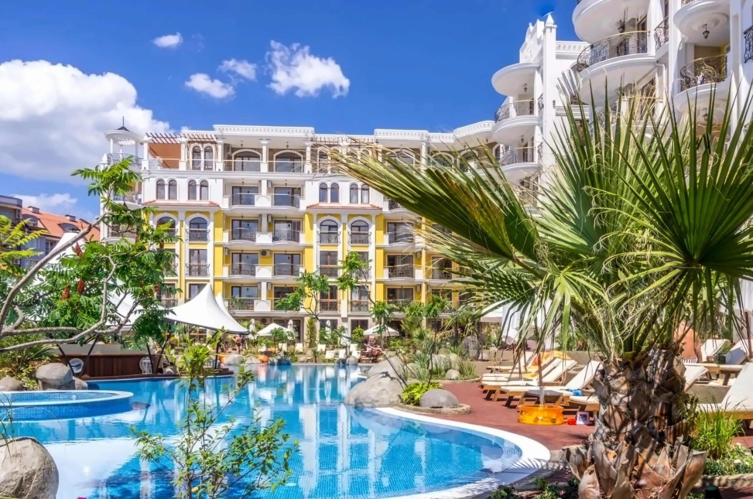 Трехкомнатный апартамент с южной ориентацией в комплексе Harmony Suites Monte Carlo, Солнечный Берег ID: 106957 - фото 1